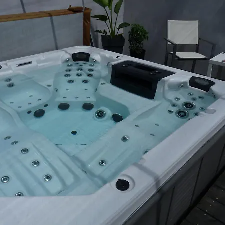 D'hotes Deluxe Jacuzzi Mas De L'etoile Oda ve Kahvaltı Aigues-Mortes