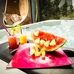 D'hotes Deluxe Jacuzzi Mas De L'etoile Bed and breakfast