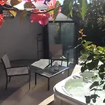D'hotes Deluxe Jacuzzi Mas De L'etoile Bed and breakfast