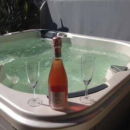 D'hotes Deluxe Jacuzzi Mas De L'etoile Bed & Breakfast