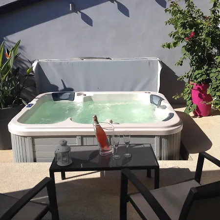 D'hotes Deluxe Jacuzzi Mas De L'etoile Bed & Breakfast